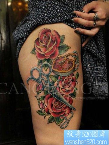 女人腿部很酷时尚的玫瑰剪刀锁纹身图片