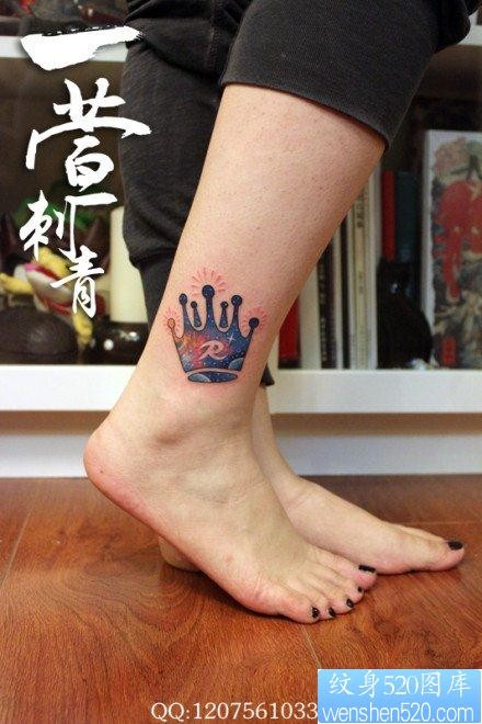 女人腿部小巧漂亮的星空皇冠纹身图片