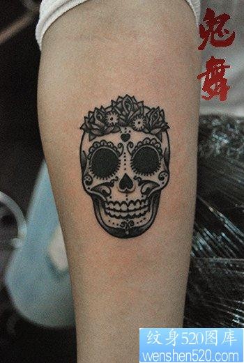 女人腿部时尚潮流的欧美黑白骷髅纹身图片
