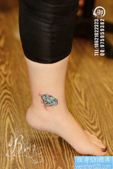 女人脚踝处小巧时尚的钻石纹身图片
