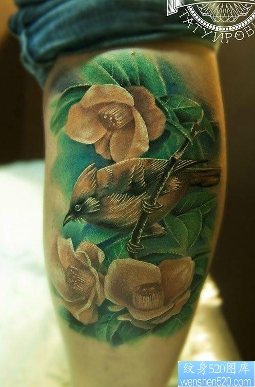 腿部精美漂亮的彩色小鸟纹身图片