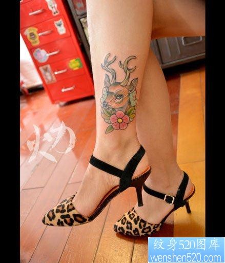 女人腿部潮流可爱的一幅小鹿纹身图片