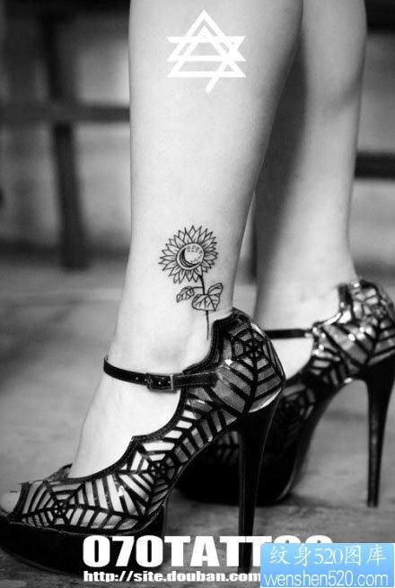 女人腿部时尚小巧的向日葵花纹身图片