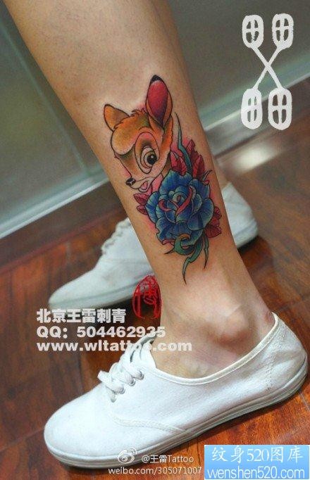 女人腿部经典可爱的小鹿玫瑰纹身图片