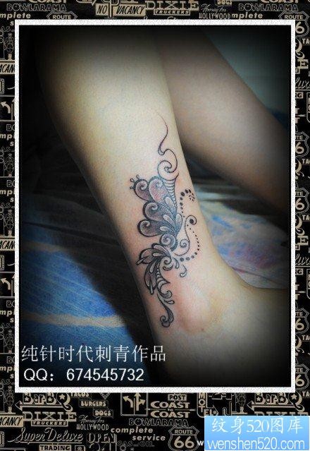 女人腿部唯美的黑白蝴蝶藤蔓纹身图片