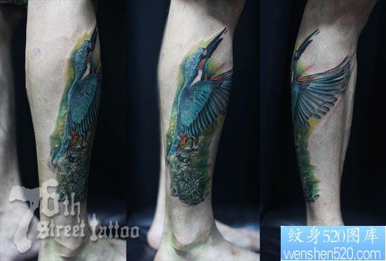 腿部潮流时尚的彩色小鸟纹身图片