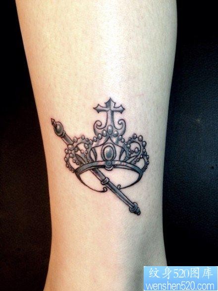 女人腿部时尚经典的皇冠权杖纹身图片