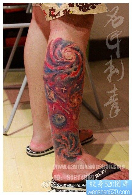 男生腿部潮流很酷的星空纹身图片