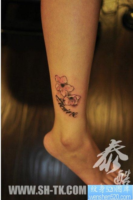 女人小腿时尚小巧的桃花纹身图片