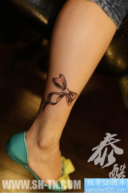 女人腿部时尚小巧的黑白蝴蝶结纹身图片