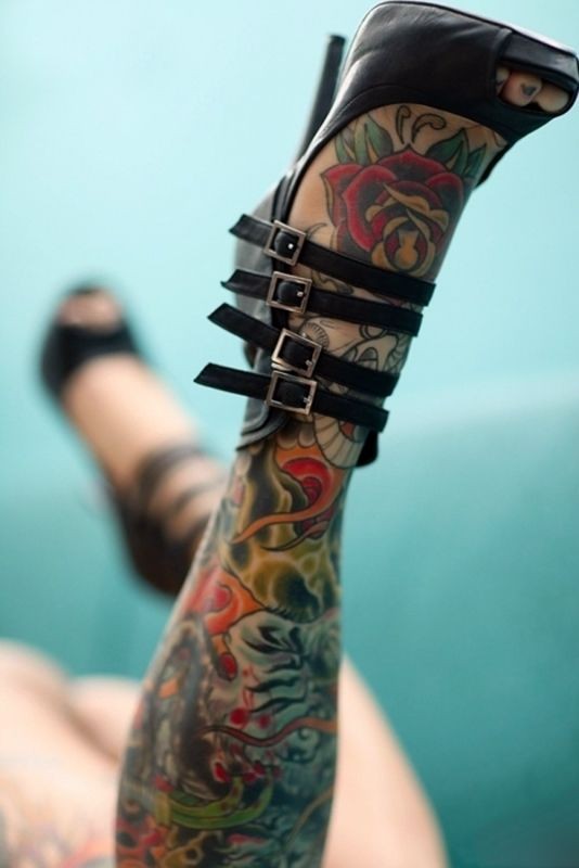 女性腿部有个性的花朵纹身