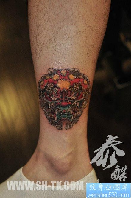 男生腿部很酷帅气的唐狮子纹身图片