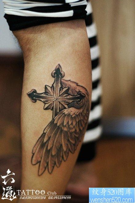 腿部潮流时尚的一幅十字架翅膀纹身图片
