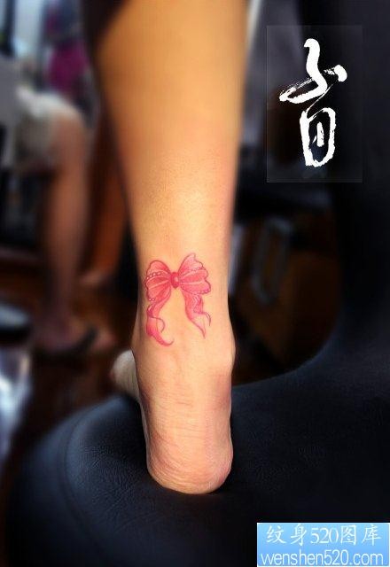 女人腿腕小巧时尚的蝴蝶结纹身图片