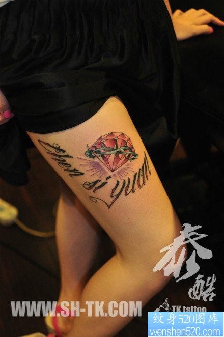 美女大腿处精美时尚的钻石与字母纹身图片