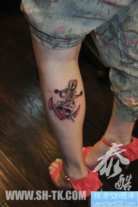 时尚经典的女人腿部船锚纹身图片