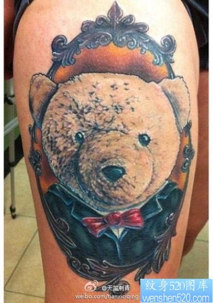 腿部时尚潮流的一幅熊娃娃纹身图片