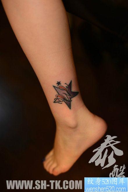 女人小腿精美潮流的五角星与字母纹身图片