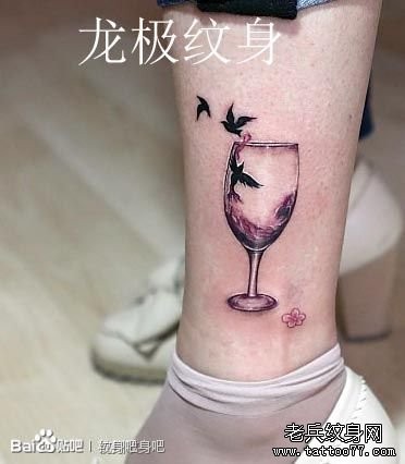 女人腿部时尚的一幅红酒杯与小鸟纹身图片
