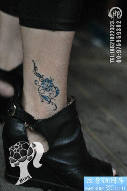 女人腿部时尚经典的图腾四叶草纹身图片