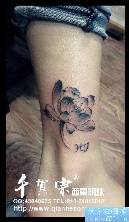 女人腿部潮流唯美的写意莲花纹身图片