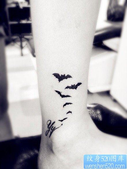 腿部潮流时尚的一幅图腾蝙蝠纹身图片