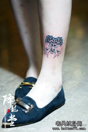 女人腿部小巧时尚的豹纹爱心纹身图片