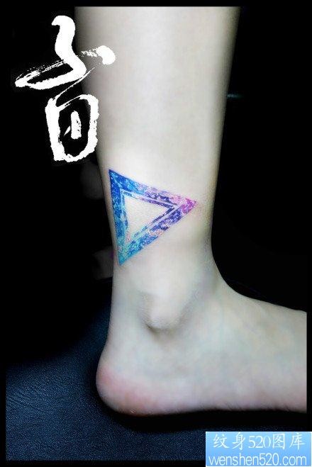 女人腿部精美潮流的三角星空纹身图片