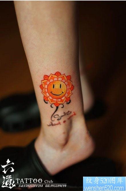 腿部可爱的笑脸与花卉纹身图片