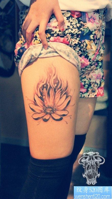 女人腿部时尚精美的莲花纹身图片
