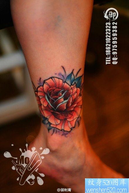 女人腿部唯美潮流的玫瑰花纹身图片