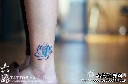 腿部时尚精美的蓝色莲花纹身图片