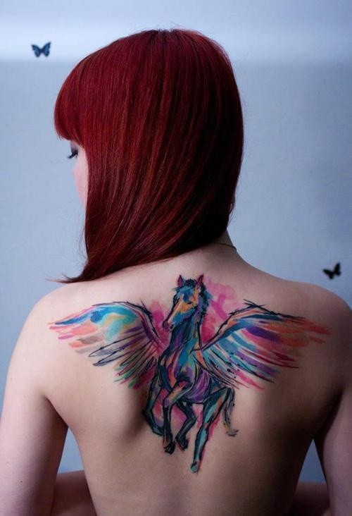 女性背部一款彩色的小飞马纹身图案