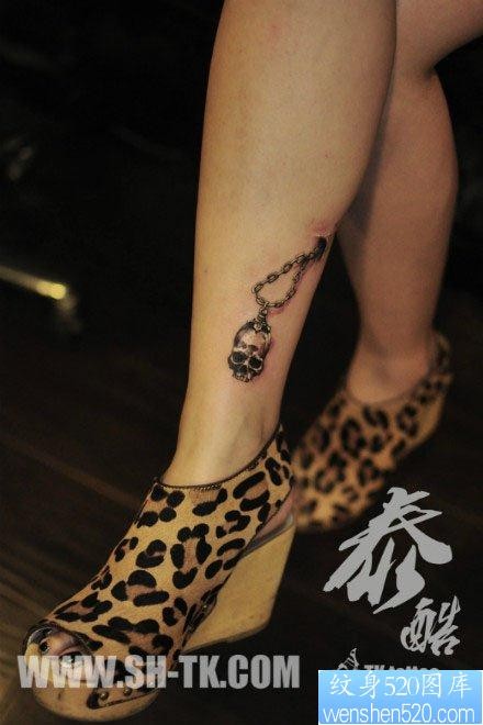 女人腿部潮流精美的骷髅吊链纹身图片