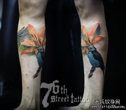 腿部漂亮的小鸟与花卉纹身图片