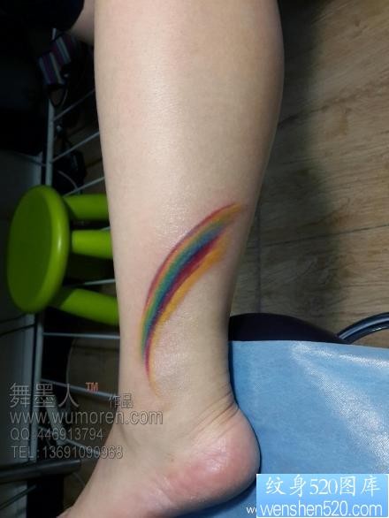 女人腿部潮流经典的彩虹纹身图片