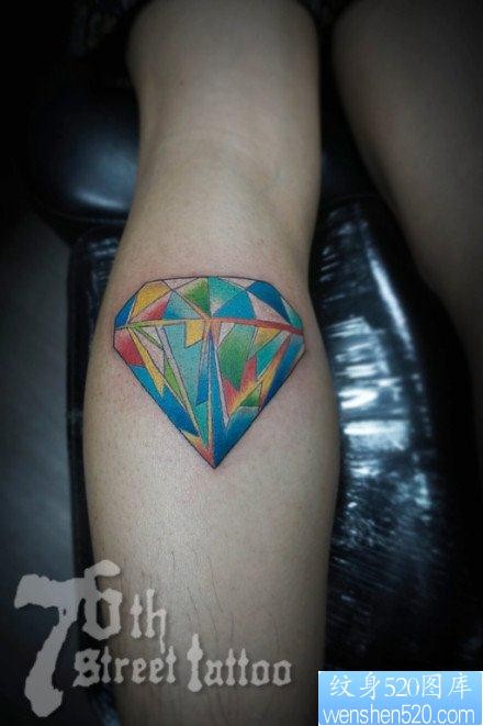 腿部时尚潮流的彩色钻石纹身图片