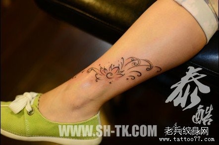 女人腿部好看时尚的图腾莲花纹身图片