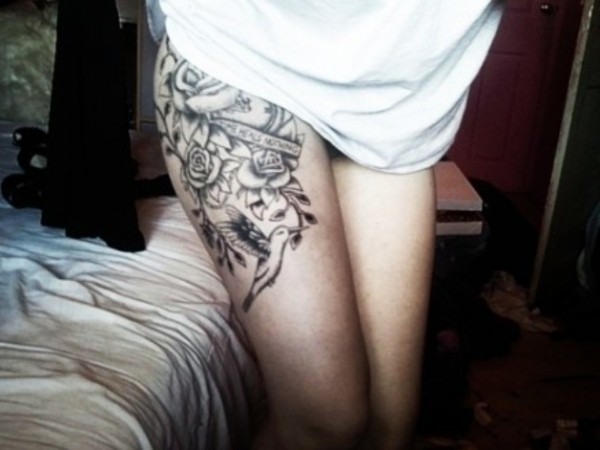 女性腿部黑白玫瑰花欧美创意刺青