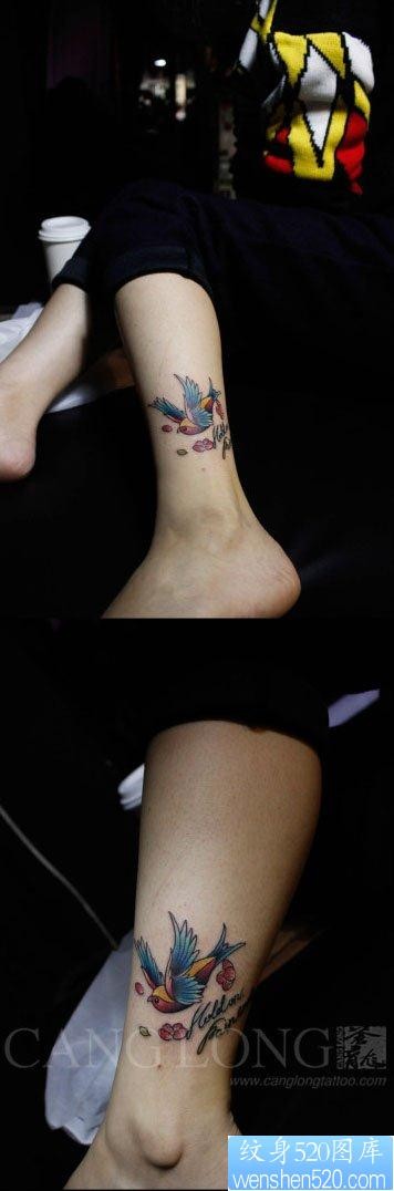 女人腿部唯美时尚的小燕子纹身图片