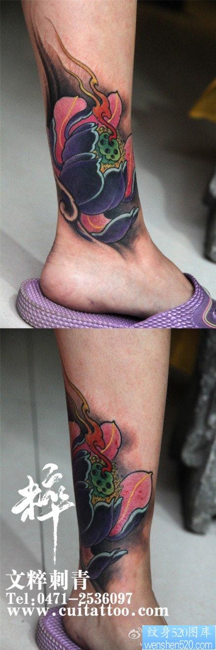 女人腿部精美时尚的传统莲花纹身图片