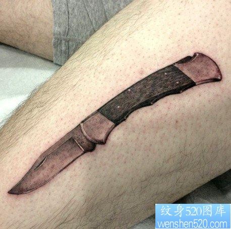 小腿上一幅个性匕首纹身图片