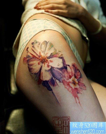 美女腿部精美漂亮的花卉纹身图片