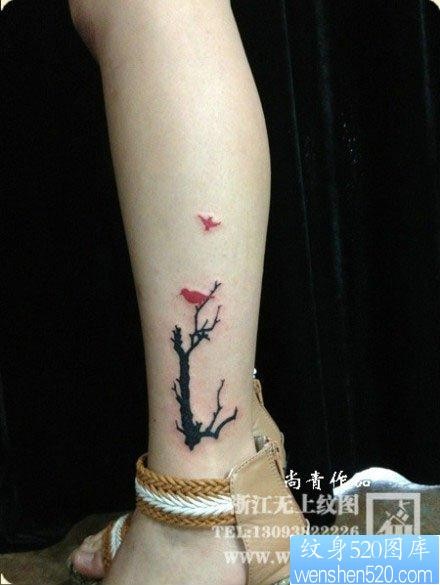 女人腿部时尚潮流的图腾小树与小鸟纹身图片