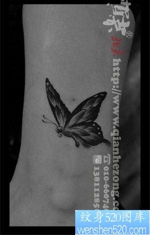 女人腿部小巧唯美的黑白蝴蝶纹身图片