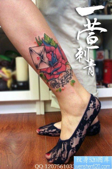 腿部时尚唯美的玫瑰花与信封纹身图片