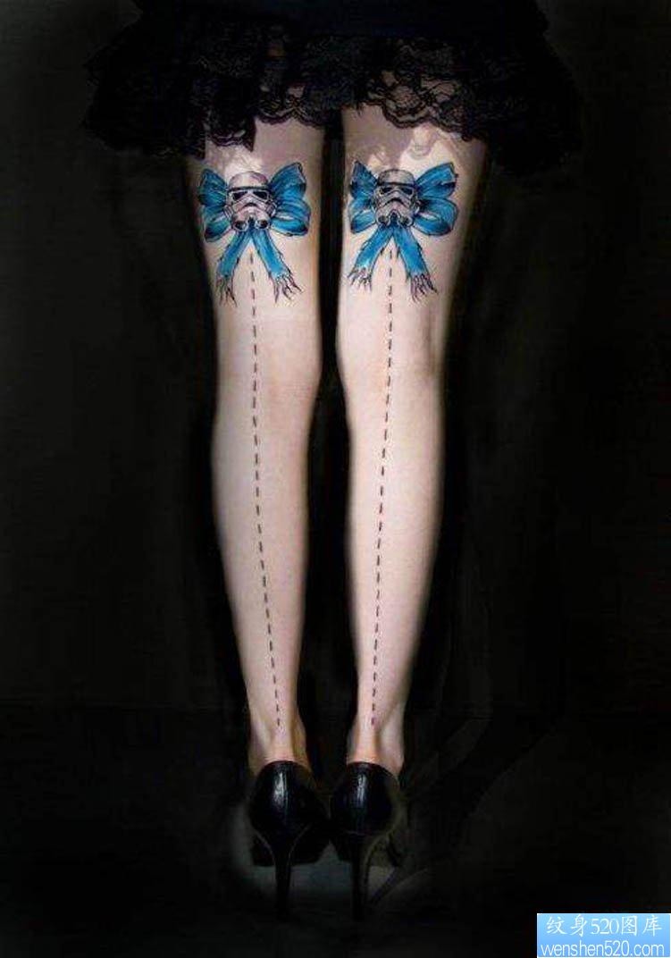 大腿上一幅漂亮的蝴蝶结纹身图片