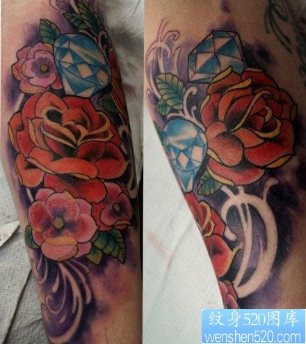 腿部漂亮精美的玫瑰花与钻石纹身图片