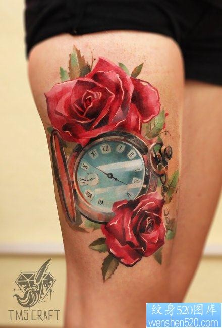 女人腿部潮流精美的怀表与玫瑰花纹身图片