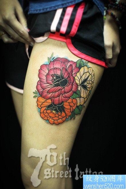 美女腿部精美潮流的玫瑰花纹身图片